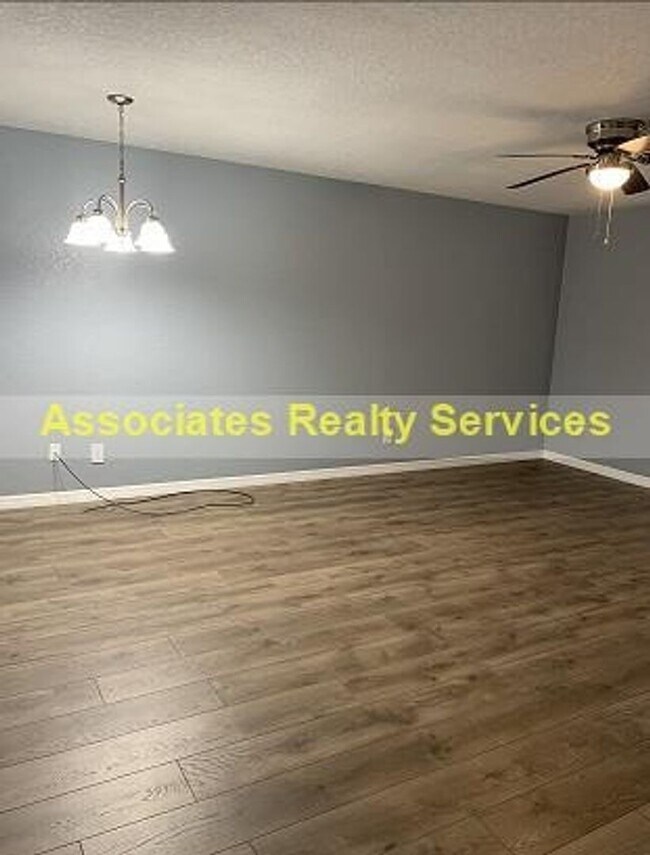 Building Photo - 2 Bed/2.5 bath End Unit Town home!  LOOK !!!