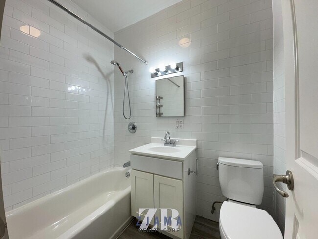 Building Photo - 876 Lincoln Pl