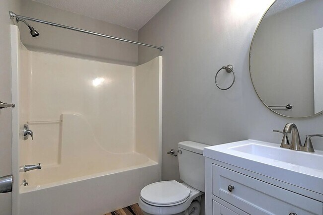 Building Photo - Charming Renovated 2 bedroom/ 3 bath Townhome Near Bristol Country Club – Prime Location!