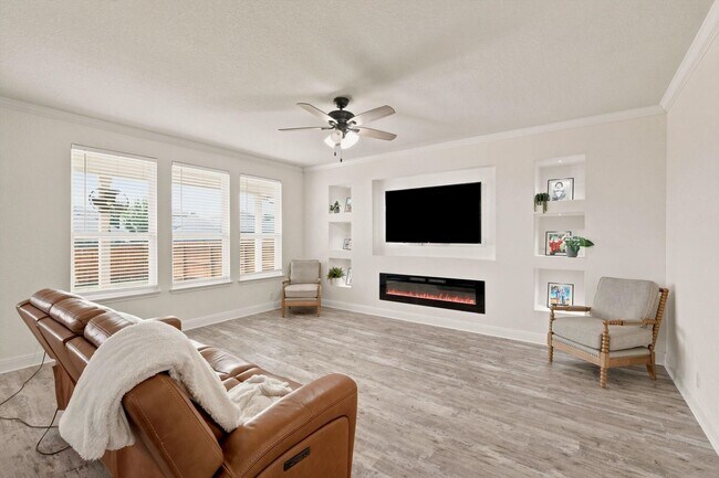 Building Photo - Spacious 6 Bedroom with Media Room!