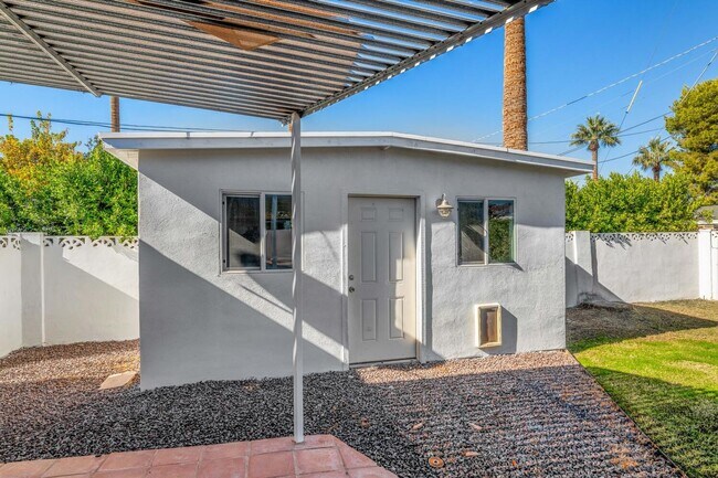 Building Photo - 4222 E Indianola Ave