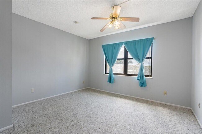 Building Photo - 1300 Seaway Dr