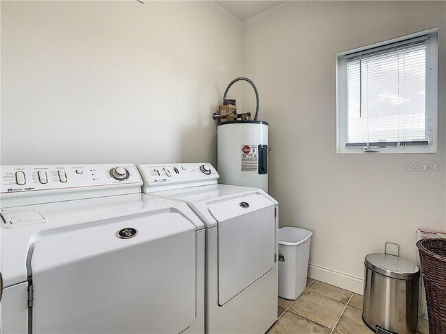 Building Photo - 631 Tahiti Ct