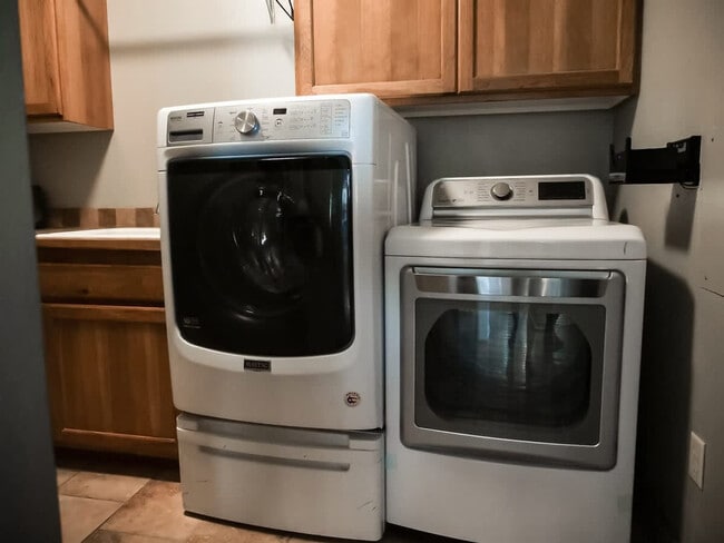 Building Photo - 151 Cub St W