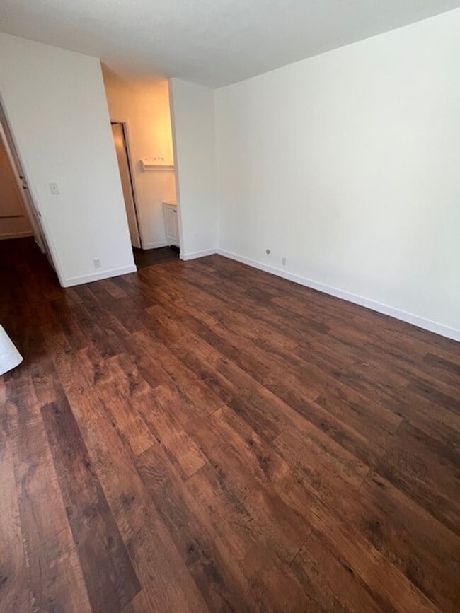 Building Photo - 3 bed 1.5 bath 2 story condo in Park Place...