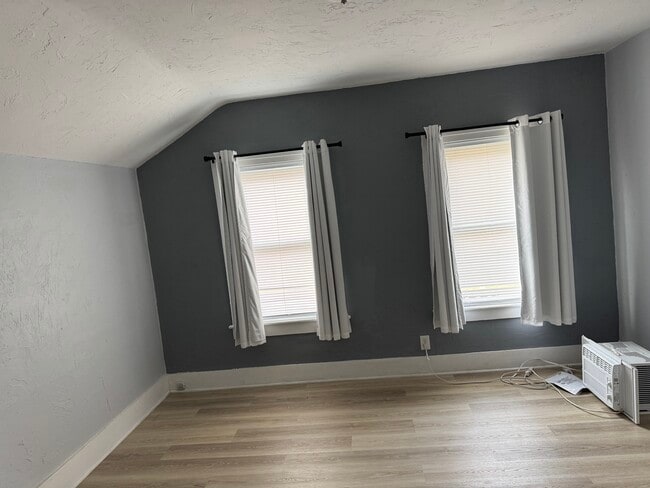 Building Photo - 6th/Grant upper