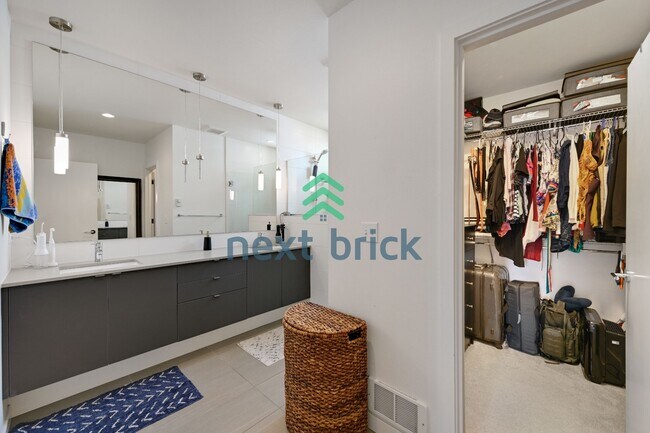 Building Photo - Spacious 3-Bedroom Townhouse in Seattle's Vibrant Heart – 2 Full Baths & 1508 Sq Ft of Comfort!