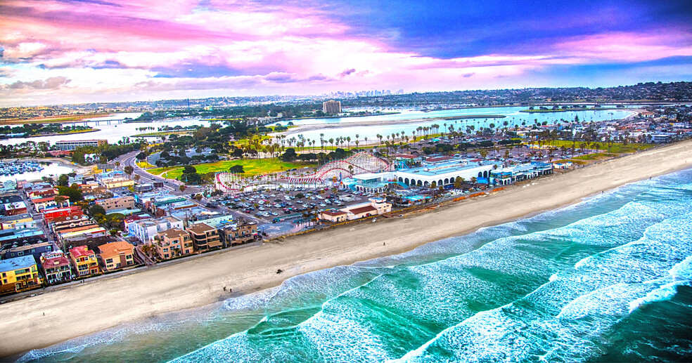 Paradise is just steps away. Enjoy a quick access to the stunning beach - 2304 E 14th St