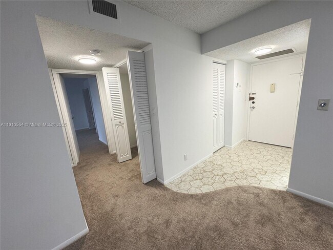 Building Photo - 800 Parkview Dr