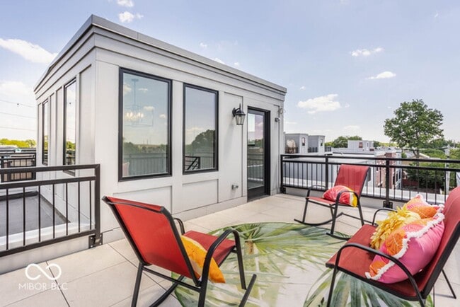 Building Photo - Beautiful townhome located off 16th and College. Pets allowed for an additional $1,000 non refund...