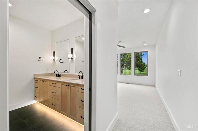 Building Photo - AstoriaTownHome