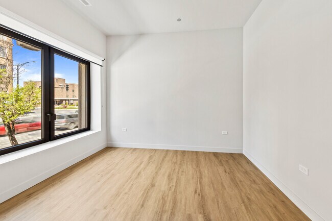 Building Photo - 1550 W Monroe St