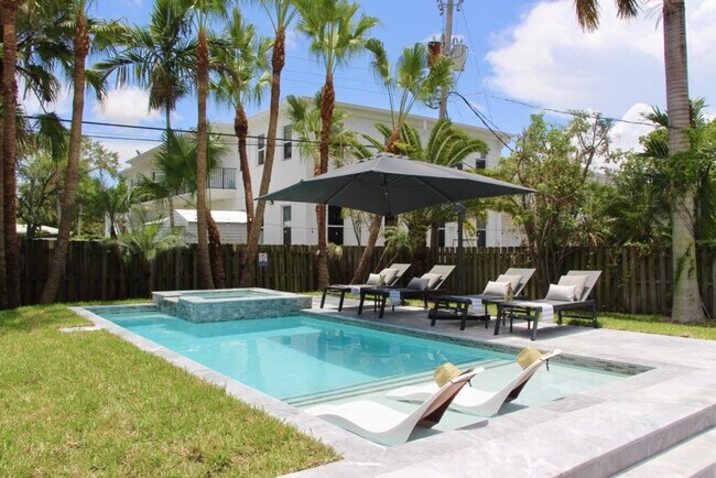 Building Photo - 834 SW 14th Ct