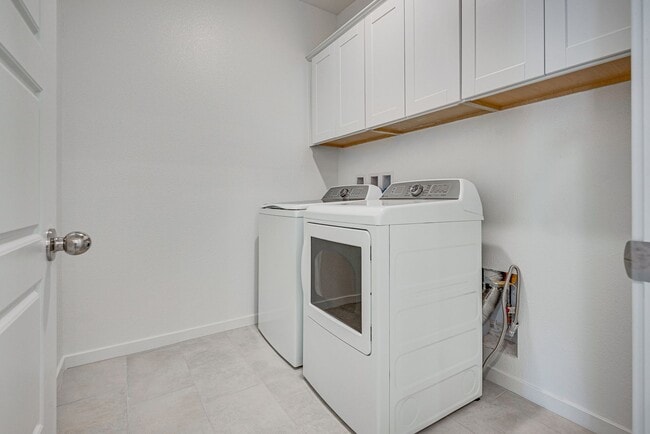 Building Photo - New 2-Story Home with Modern Features in a Desirable Community