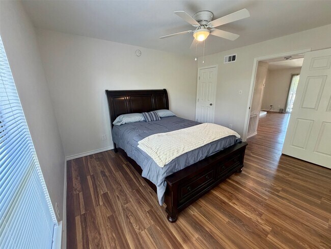 Building Photo - 3300 Pebblebrook Dr