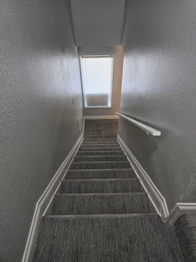 Building Photo - Fantastic and spacious 2 beds, 1.5 bath townhome in Phoenix