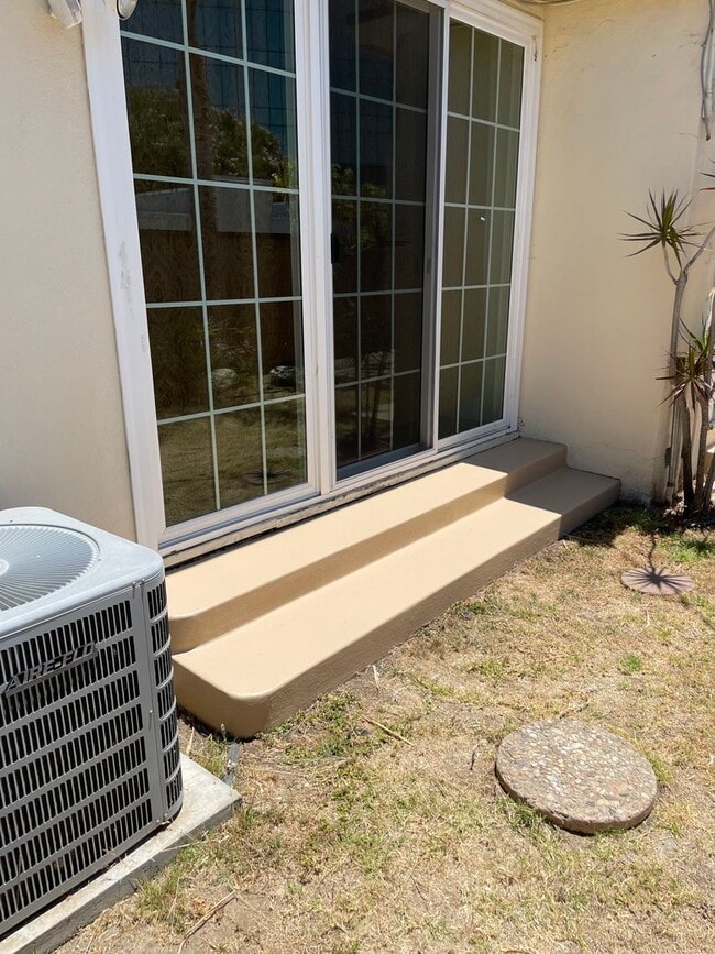 Building Photo - Corner lot home on a classic tree lined Beverly Hills street