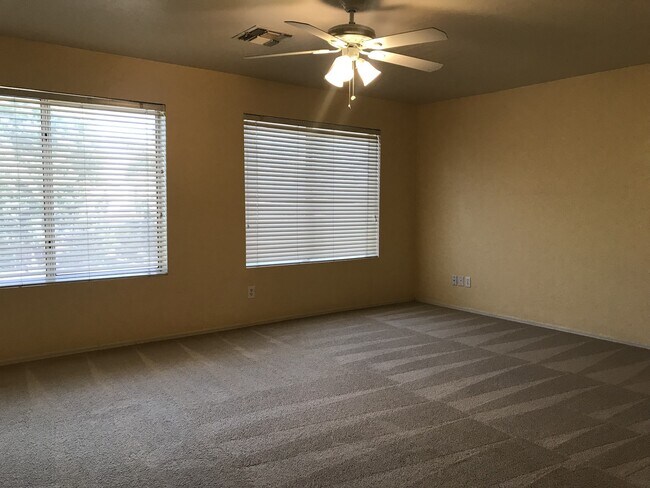 Building Photo - Gilbert Home - 5 Bed + Den & 2.75 Bath with Beautiful Pebble Teck Pool