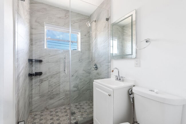 Building Photo - 323 NW 21st Ave