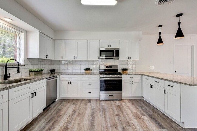 Building Photo - 1703 N Roberson St