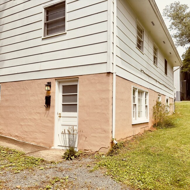 Building Photo - 104 Stratford Ct