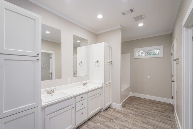 Building Photo - 9330 Crestview Dr