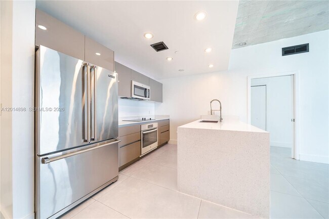 Building Photo - 13800 Highland Dr