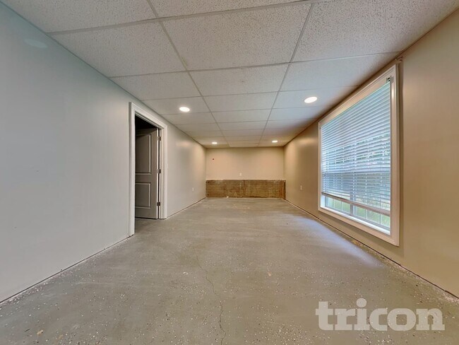 Building Photo - 4050 Monarch Dr