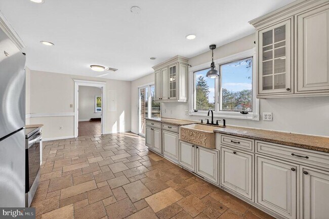 Building Photo - 27 Reeves Station Rd