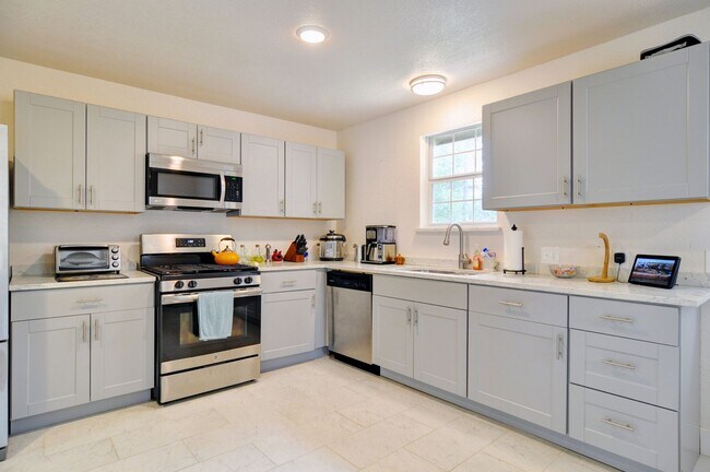 Building Photo - 5421 Fursman Ave