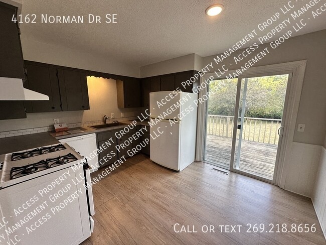 Building Photo - SE Side Update Two Bedroom Duplex