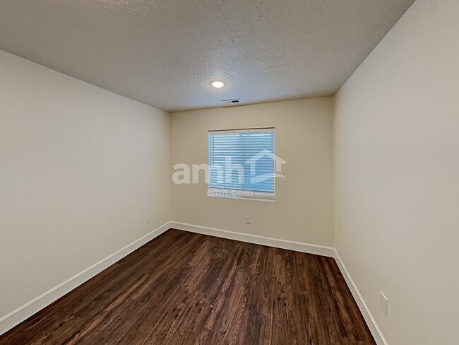 Building Photo - 2431 E Frontier St