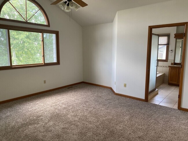 Building Photo - Desirable Westlake 4 Bedroom with Finished Basement, RV Parking & Mountain Views