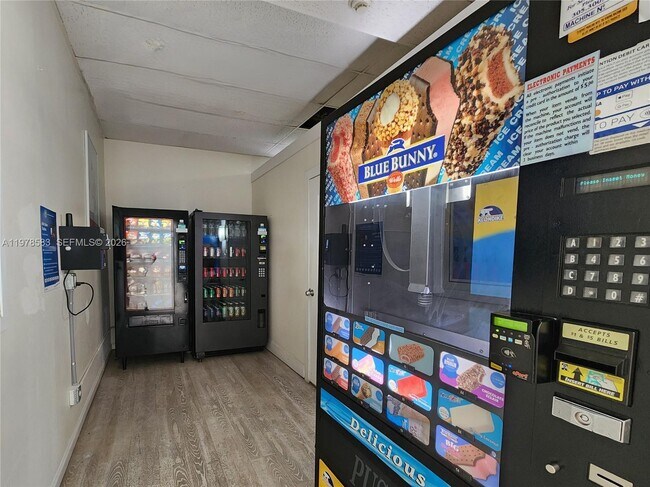 Building Photo - 10350 W Bay Harbor Dr