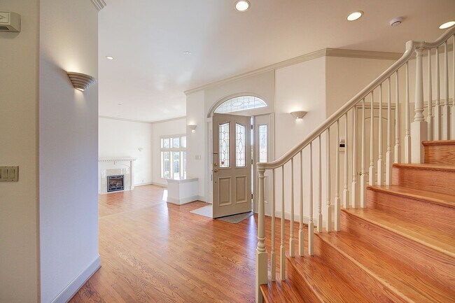 Building Photo - 4bd/4ba Kirkland House