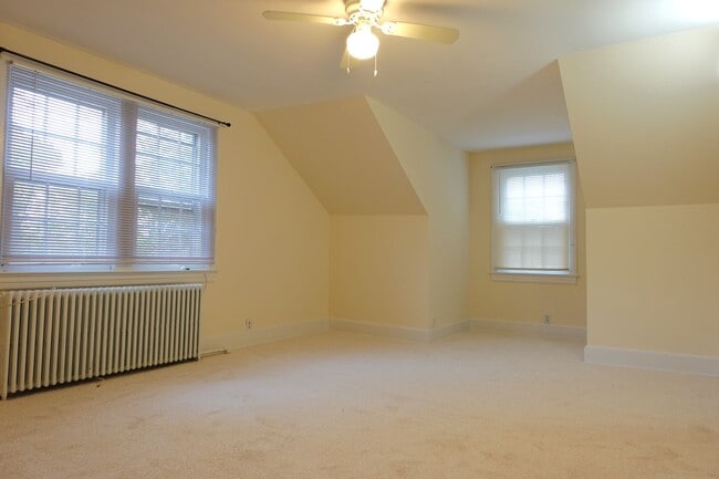 Building Photo - Country Charmer