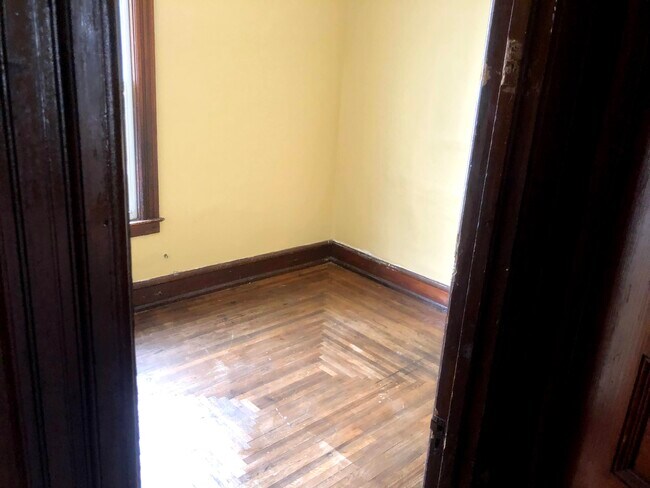 Building Photo - 16 Benton St