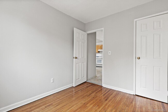 Building Photo - 815 Throgs Neck Expy