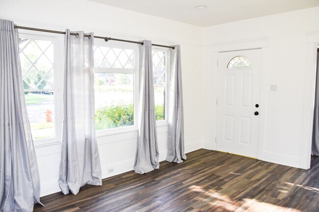 Building Photo - Grand (384-394) South