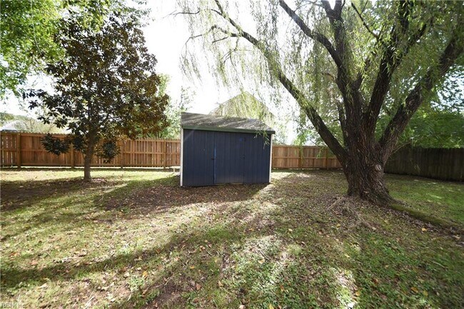 Building Photo - 1549 River Creek Crescent