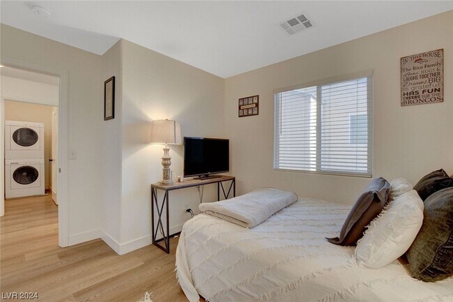 Building Photo - 9291 Hollander Ave