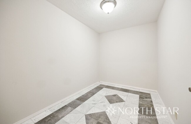 Building Photo - Stunning Lake Oswego Home with Space for E...