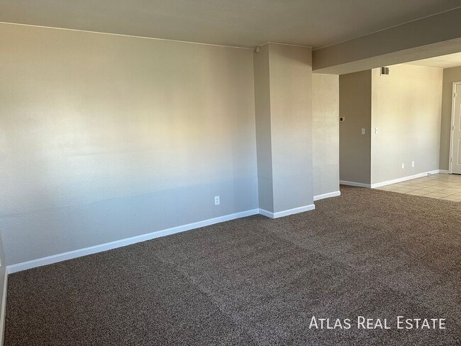 Building Photo - Charming Upper-Level Unit in North Denver ...