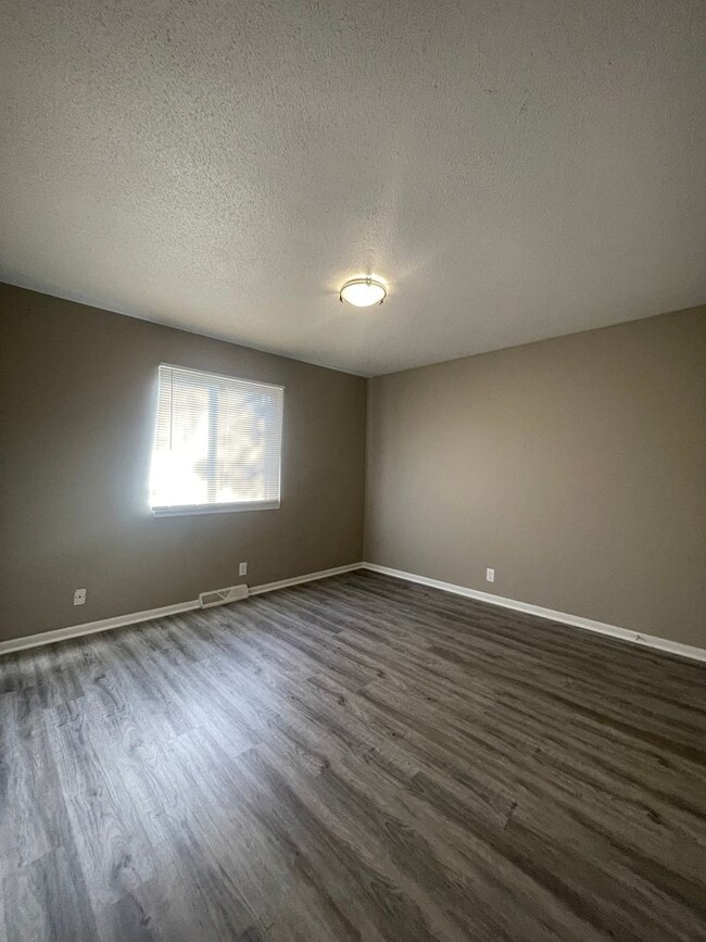 Building Photo - Spacious 3 Bed! Your Next Home Awaits!
