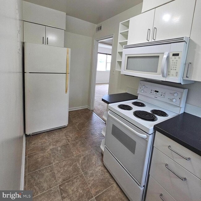 Building Photo - 3045 Patrick Henry Dr
