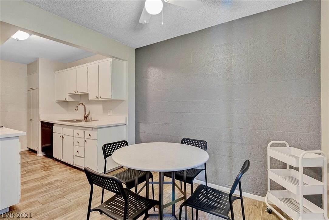 Building Photo - 3417 Villa Knolls South Dr