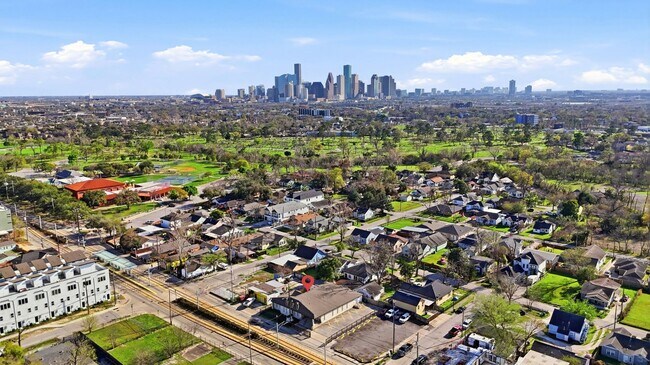 Building Photo - 3911 Fulton St