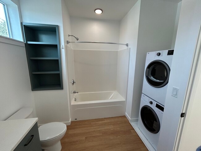 Building Photo - Canal House