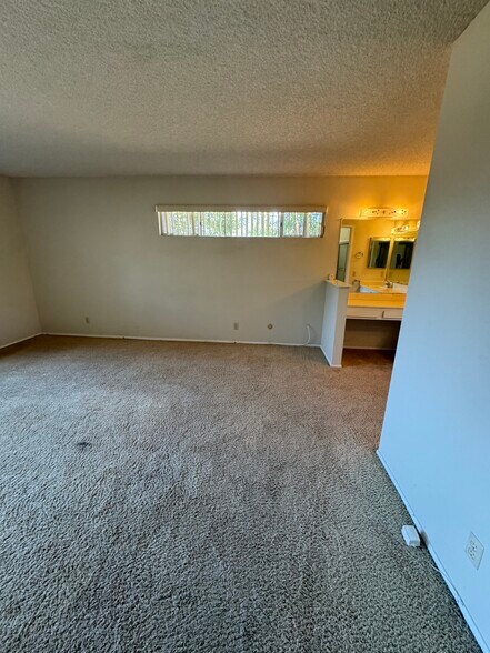 Building Photo - 330 Ivy Ln