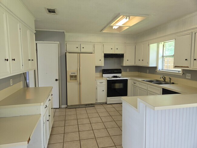 Building Photo - 3013 Normand Dr